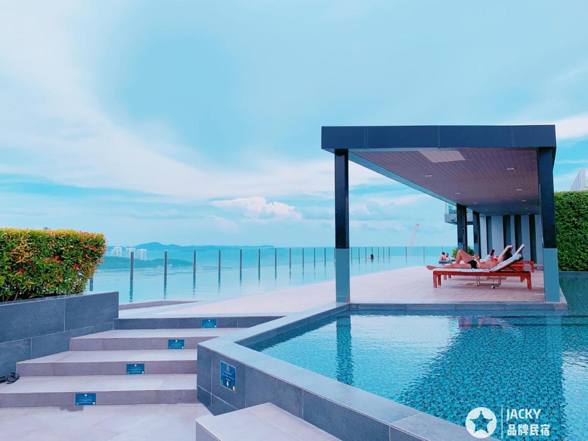 The Base Seaview Holiday Inn Pattaya Exterior foto
