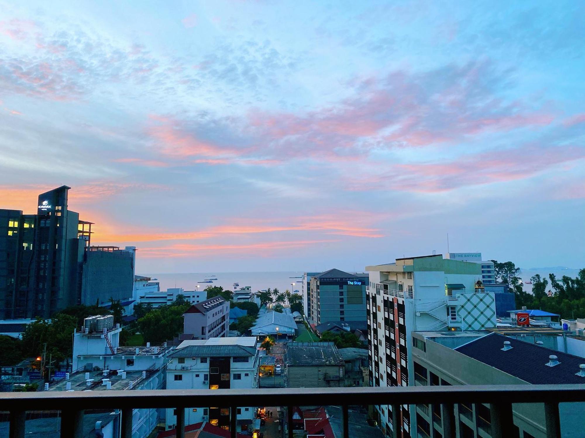The Base Seaview Holiday Inn Pattaya Zimmer foto